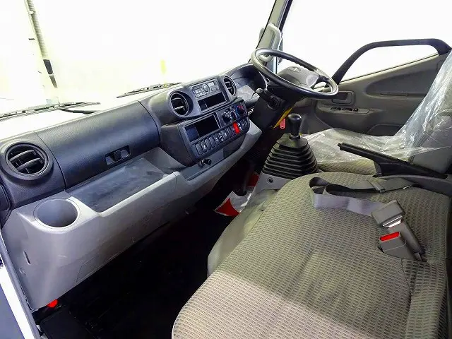 AC　PS　PW　SRS　ABS　集中ドアロック　左電各ミラー　ラジオ　ターボ　排気ブレーキ　ESスタート　車線逸脱警報装置　PCS　フォグランプ　TRC　室内LED灯　|日野 デュトロ TKG-XZU675M(4WD)の写真7