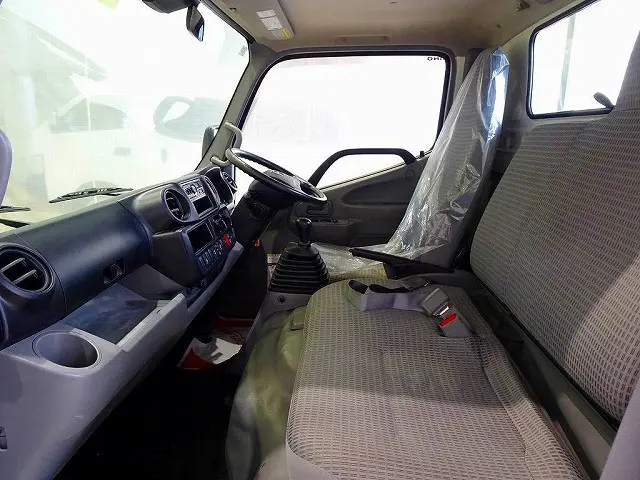 AC　PS　PW　SRS　ABS　集中ドアロック　左電各ミラー　ラジオ　ターボ　排気ブレーキ　ESスタート　車線逸脱警報装置　PCS　フォグランプ　TRC　室内LED灯　|日野 デュトロ TKG-XZU675M(4WD)の写真8