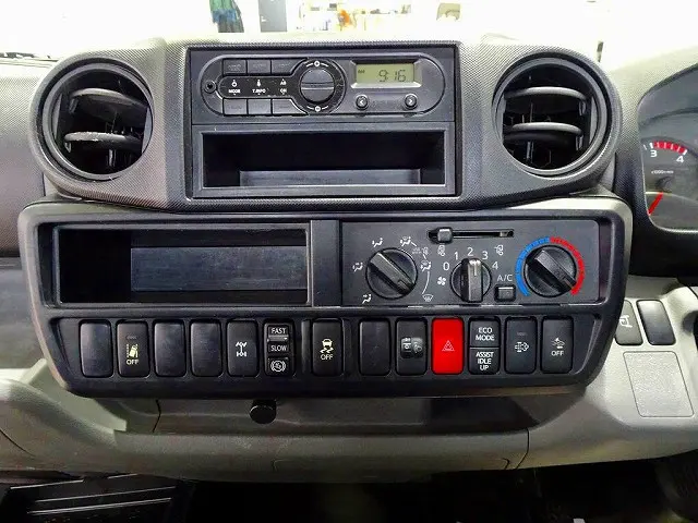 AC　PS　PW　SRS　ABS　集中ドアロック　左電各ミラー　ラジオ　ターボ　排気ブレーキ　ESスタート　車線逸脱警報装置　PCS　フォグランプ　TRC　室内LED灯　|日野 デュトロ TKG-XZU675M(4WD)の写真10