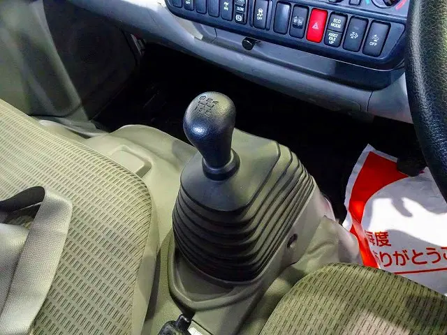 フロア5MT|日野 デュトロ TKG-XZU675M(4WD)の写真13