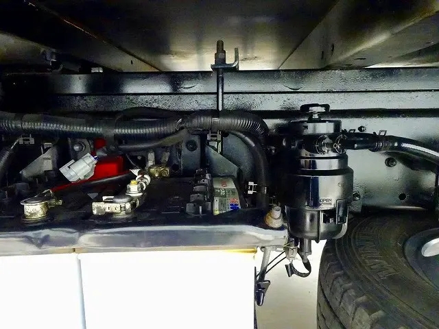 左シャシリア工具箱　シャーシは 錆止め/マフラー塗装 仕上げに力を入れています。|日野 デュトロ TKG-XZU675M(4WD)の写真32