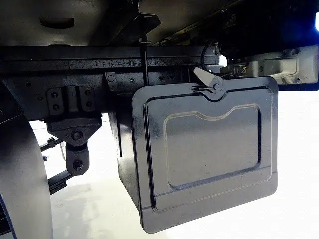 左シャシリア工具箱　シャーシは 錆止め/マフラー塗装 仕上げに力を入れています。|日野 デュトロ TKG-XZU675M(4WD)の写真34