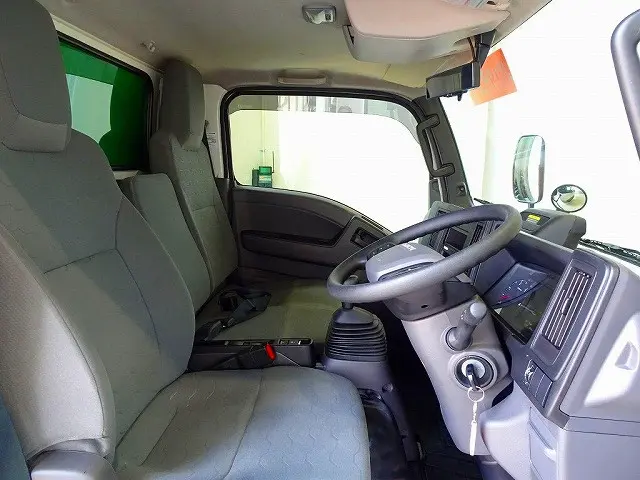 車線逸脱警報装置　衝突被害軽減ブレーキ　アイドリングストップ　LEDヘッドライト/フォグランプ　トラクションコントロール　電動パーキングブレーキ　導風板|いすゞ エルフ 2RG-NJR88AF(2WD)の写真6