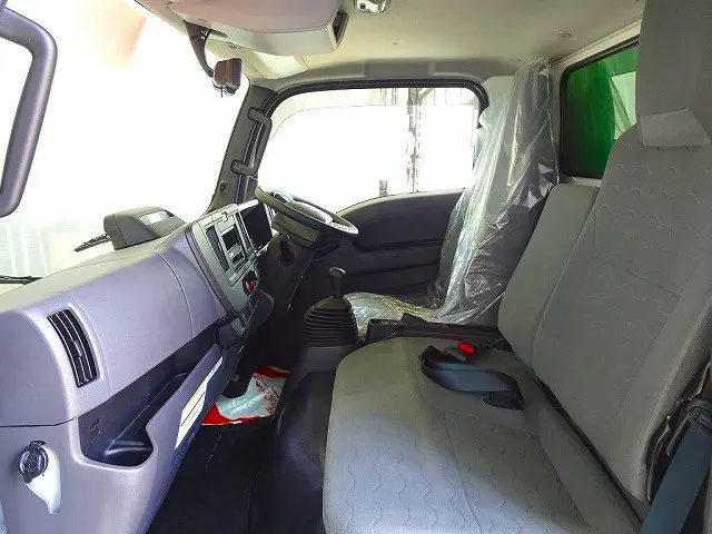 車線逸脱警報装置　衝突被害軽減ブレーキ　アイドリングストップ　LEDヘッドライト/フォグランプ　トラクションコントロール　電動パーキングブレーキ　導風板|いすゞ エルフ 2RG-NJR88AF(2WD)の写真9