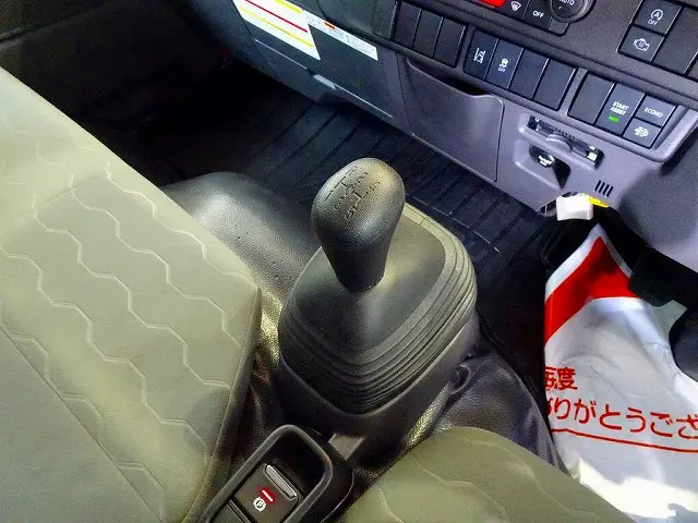 フロア5MT|いすゞ エルフ 2RG-NJR88AF(2WD)の写真17