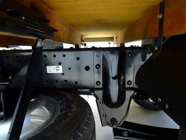 シャーシは 錆止め/マフラー塗装 仕上げに力を入れています。|いすゞ エルフ 2RG-NJR88AF(2WD)の写真37