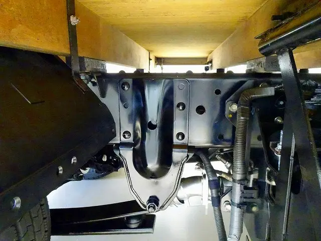 シャーシは 錆止め/マフラー塗装 仕上げに力を入れています。|いすゞ エルフ 2RG-NJR88AF(2WD)の写真42