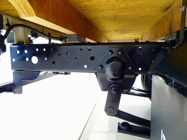 シャーシは 錆止め/マフラー塗装 仕上げに力を入れています。|いすゞ エルフ 2RG-NJR88AF(2WD)の写真43