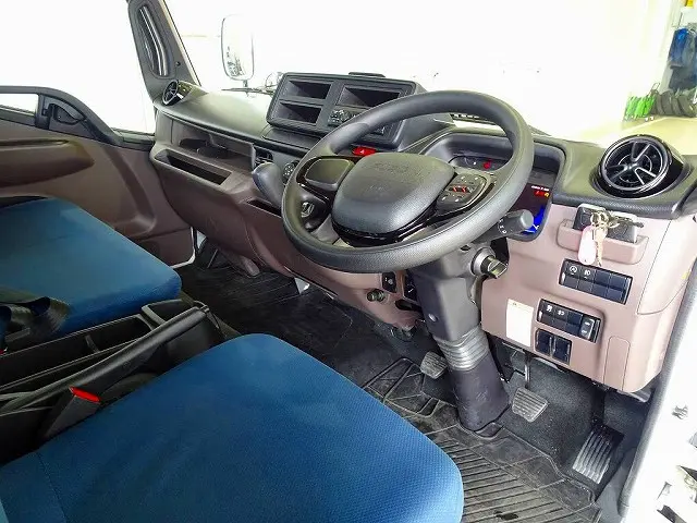 三菱 キャンター 2PG-FEBS0(2WD)の写真5
