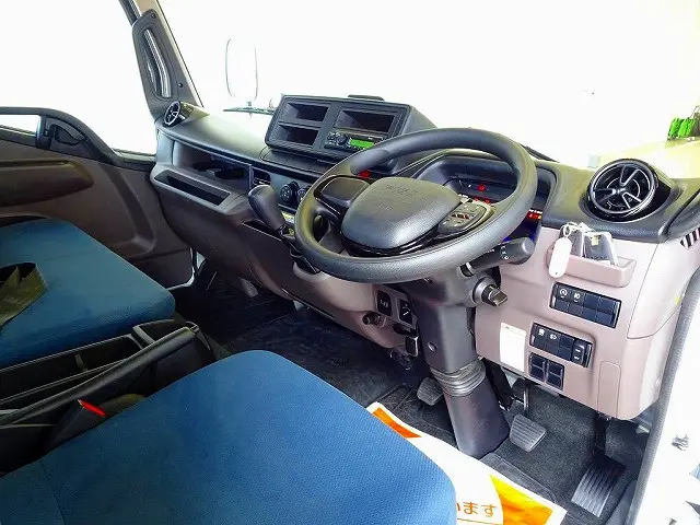AC PS PW SRS ABS キーフリー 左電格ミラー Bluetooth バックモニター アドブルー ターボ 排気ブレーキ インパネ5MT|三菱 キャンター 2PG-FEBS0(2WD)の写真5