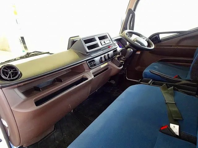 三菱 キャンター 2PG-FEBS0(2WD)の写真7