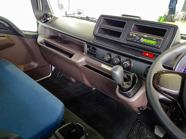 三菱 キャンター 2PG-FEBS0(2WD)の写真9