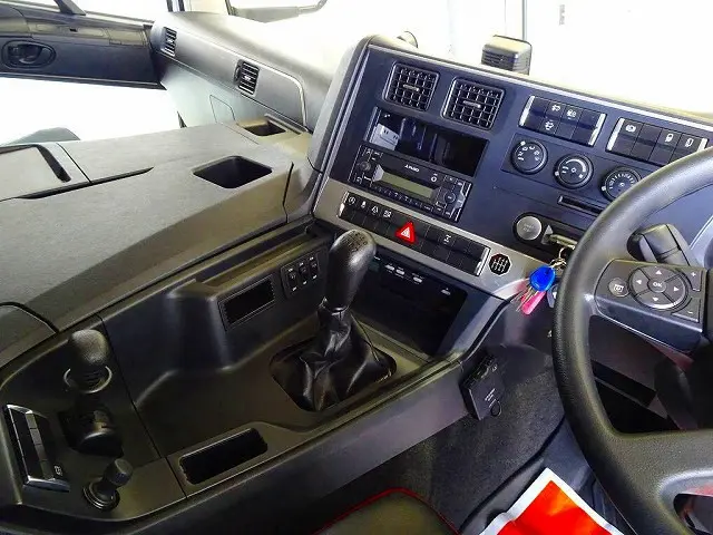 AAC　PS　PW　SRS　ABS　キーレス　左電格ミラー/左右電動角度調整/ヒーター/ワイパー　エアサスシート/肘掛け　ETC2.0　バックモニター　タコグラフ　アドブルー　ターボ　フロア7MT|三菱 スーパーグレート 2KG-FS74HZ(8x4)の写真8