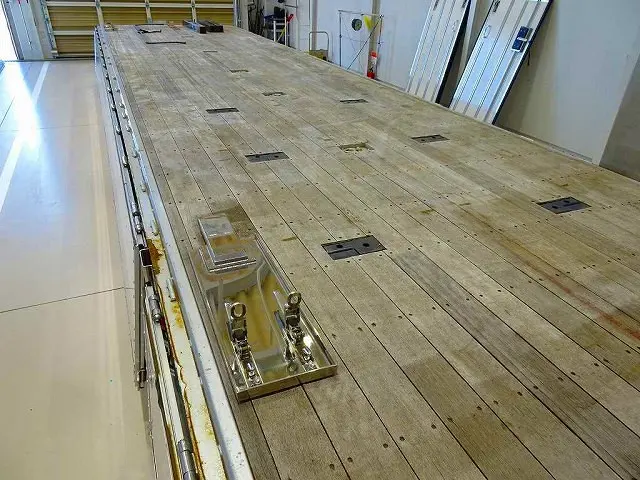 荷台内寸：955×241×70(リア:60)　床中央埋め込みフック6ヵ所　スタンションホール(前3対/後2ヵ所)/スタンション3本　落とし込みフック18対　荷台リアボデー枠ステンレス製|三菱 スーパーグレート 2KG-FS74HZ(8x4)の写真31