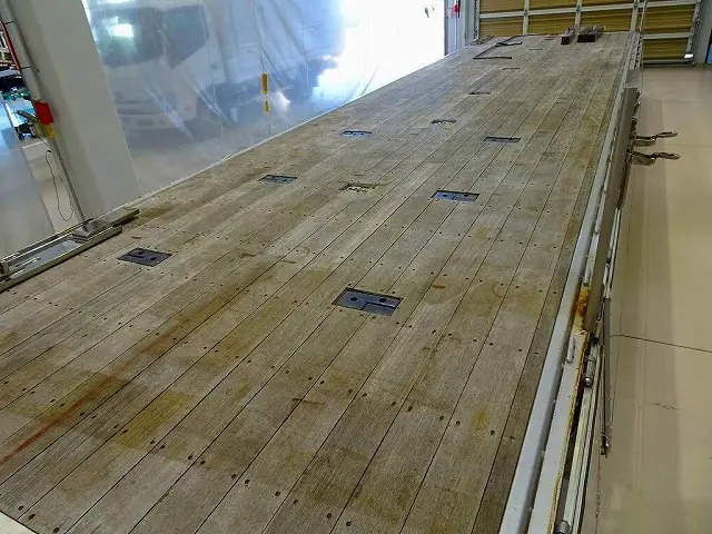荷台内寸：955×241×70(リア:60)　床中央埋め込みフック6ヵ所　スタンションホール(前3対/後2ヵ所)/スタンション3本　落とし込みフック18対　荷台リアボデー枠ステンレス製|三菱 スーパーグレート 2KG-FS74HZ(8x4)の写真33