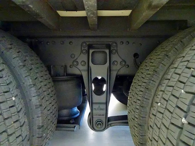 アルミ製燃料タンク300L×2個　タイヤ止め2個　シャーシは 錆止め/マフラー塗装 仕上げに力を入れています。|三菱 スーパーグレート 2KG-FS74HZ(8x4)の写真42