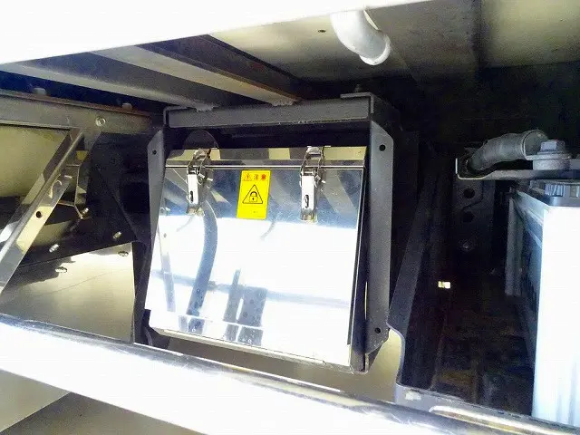右シャシ中央ステンレス製工具BOX　右シャシリアFRP製工具BOX　リアステンレス製リン木入れ　左右リアタイヤチェーンフック|三菱 スーパーグレート 2KG-FS74HZ(8x4)の写真45
