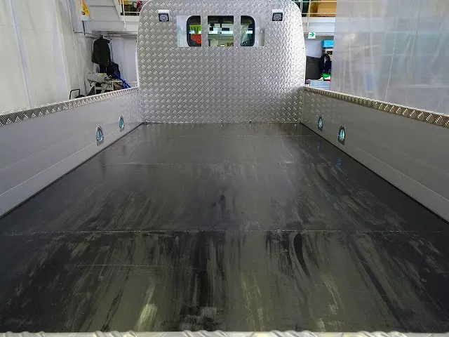 荷台内寸:351×178×40 三方開 アルミアオリ アオリ三方上部アルミ縞鋼板カバー ロープ穴3対 床鉄板張り リアアオリチェーン2個 鳥居アルミ縞鋼板張り/LED作業灯2個|いすゞ エルフ 2RG-NMS88AR(4WD)の写真24