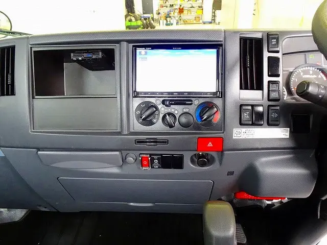 AC PS PW SRS ABS キーレス 左電格ミラー 社外ナビ/フルセグ/DVD/Bluetooth ETC ターボ アイドリングストップ フォグランプ ASR 室内蛍光灯 ハイキャブ|いすゞ エルフ TRG-NMR85R(2WD)の写真11