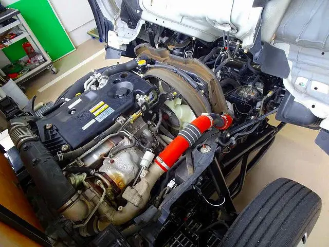 エンジンルーム|いすゞ エルフ TRG-NMR85R(2WD)の写真33