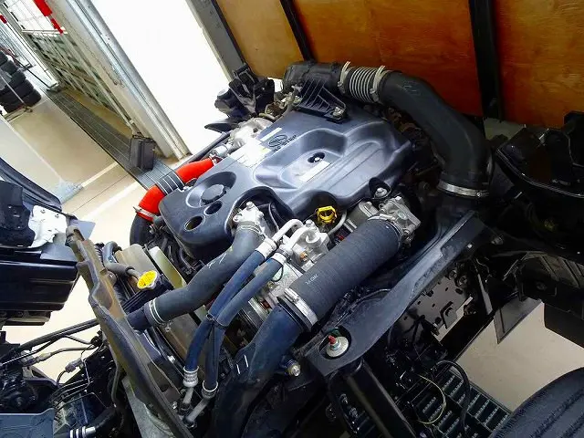 エンジンルーム|いすゞ エルフ TRG-NMR85R(2WD)の写真34