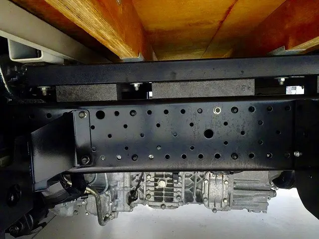 燃料タンク100L シャーシは 錆止め/マフラー塗装 仕上げに力を入れています。|いすゞ エルフ TRG-NMR85R(2WD)の写真35