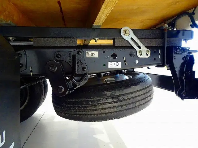 燃料タンク100L シャーシは 錆止め/マフラー塗装 仕上げに力を入れています。|いすゞ エルフ TRG-NMR85R(2WD)の写真37