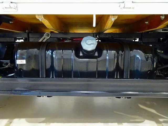 燃料タンク100L シャーシは 錆止め/マフラー塗装 仕上げに力を入れています。|いすゞ エルフ TRG-NMR85R(2WD)の写真40