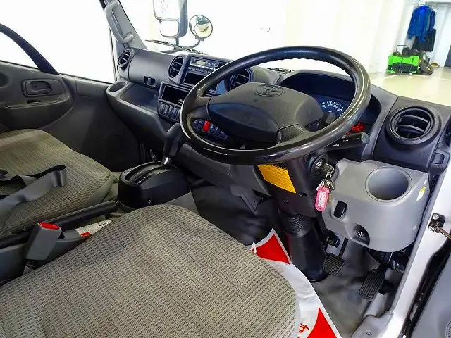 AC PS PW SRS ABS 集中ドアロック ラジオ ETC ターボ 排気ブレーキ 車線逸脱警報装置 衝突被害軽減ブレーキ アイドリングストップ トラクションコントロール|トヨタ トヨエース TKG-XZC605(2WD)の写真5