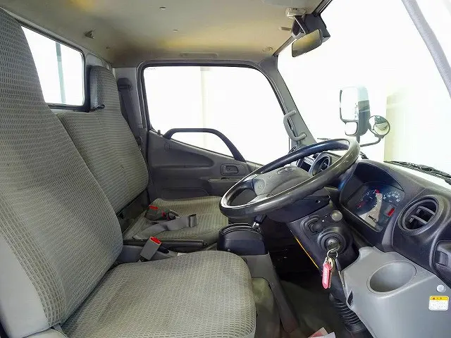 AC PS PW SRS ABS 集中ドアロック ラジオ ETC ターボ 排気ブレーキ 車線逸脱警報装置 衝突被害軽減ブレーキ アイドリングストップ トラクションコントロール|トヨタ トヨエース TKG-XZC605(2WD)の写真6