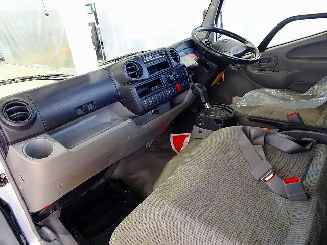 AC PS PW SRS ABS 集中ドアロック ラジオ ETC ターボ 排気ブレーキ 車線逸脱警報装置 衝突被害軽減ブレーキ アイドリングストップ トラクションコントロール|トヨタ トヨエース TKG-XZC605(2WD)の写真7