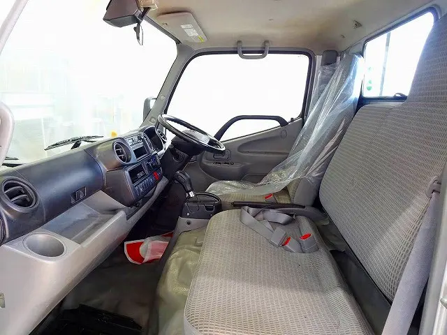 AC PS PW SRS ABS 集中ドアロック ラジオ ETC ターボ 排気ブレーキ 車線逸脱警報装置 衝突被害軽減ブレーキ アイドリングストップ トラクションコントロール|トヨタ トヨエース TKG-XZC605(2WD)の写真8