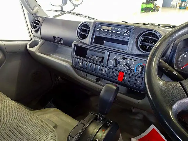 AC PS PW SRS ABS 集中ドアロック ラジオ ETC ターボ 排気ブレーキ 車線逸脱警報装置 衝突被害軽減ブレーキ アイドリングストップ トラクションコントロール|トヨタ トヨエース TKG-XZC605(2WD)の写真9