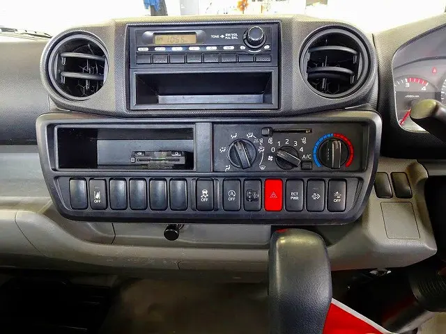 AC PS PW SRS ABS 集中ドアロック ラジオ ETC ターボ 排気ブレーキ 車線逸脱警報装置 衝突被害軽減ブレーキ アイドリングストップ トラクションコントロール|トヨタ トヨエース TKG-XZC605(2WD)の写真10