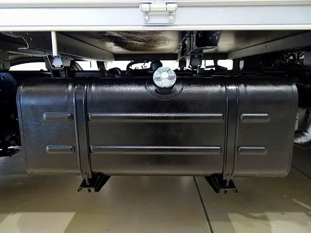 燃料タンク80L シャーシは 錆止め/マフラー塗装 仕上げに力を入れています。|トヨタ トヨエース TKG-XZC605(2WD)の写真38
