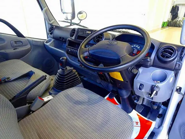 AC　PS　PW　SRS　ABS　キーフリー　ETC　ターボ　排気ブレーキ　車線逸脱警報装置　衝突被害軽減ブレーキ　LEDフォグランプ　トラクションコントロール|トヨタ ダイナ TKG-XZC605(2WD)の写真5
