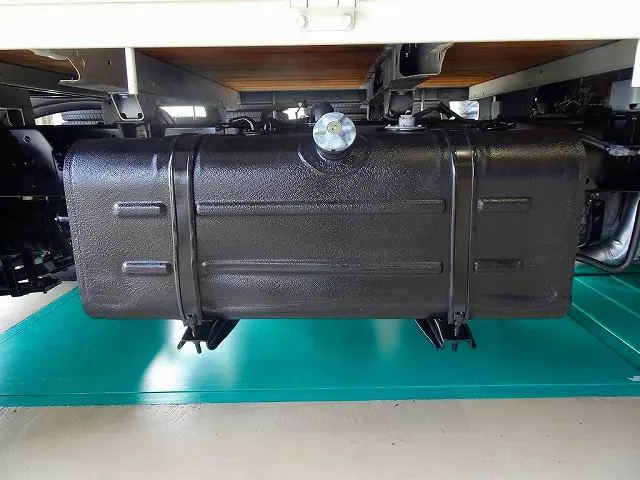 燃料タンク80L　シャーシは 錆止め/マフラー塗装 仕上げに力を入れています。|トヨタ ダイナ TKG-XZC605(2WD)の写真39