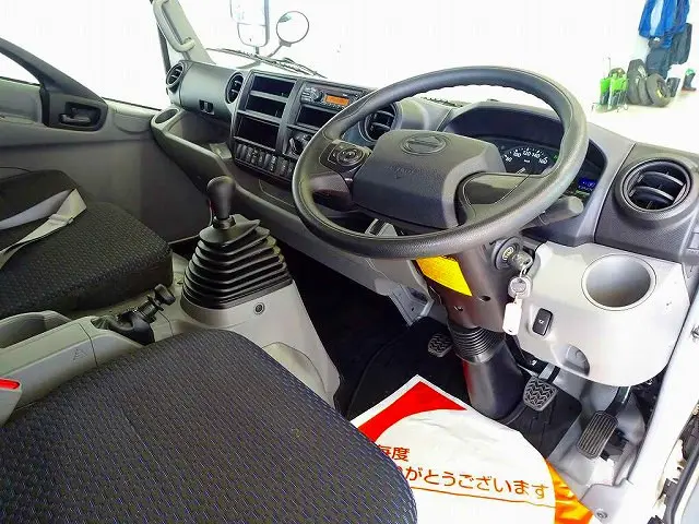 AC PS PW SRS ABS 集中ドアロック 左電格ミラー ラジオ ルームミラー式バックモニター ターボ 排気ブレーキ 坂道発進補助装置 フロア6MT|トヨタ ダイナ 2KG-XZU720M(2WD)の写真5