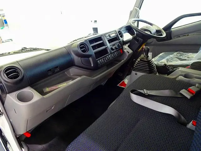 AC PS PW SRS ABS 集中ドアロック 左電格ミラー ラジオ ルームミラー式バックモニター ターボ 排気ブレーキ 坂道発進補助装置 フロア6MT|トヨタ ダイナ 2KG-XZU720M(2WD)の写真7