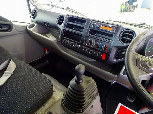 AC PS PW SRS ABS 集中ドアロック 左電格ミラー ラジオ ルームミラー式バックモニター ターボ 排気ブレーキ 坂道発進補助装置 フロア6MT|トヨタ ダイナ 2KG-XZU720M(2WD)の写真9