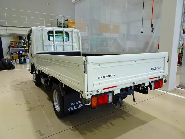 いすゞ エルフ 2TG-NJR88AF(2WD)の写真4