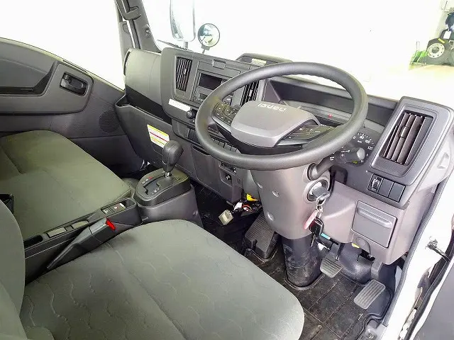 いすゞ エルフ 2TG-NJR88AF(2WD)の写真5