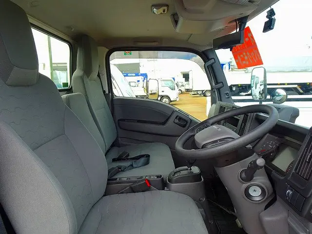 車線逸脱警報装置 衝突被害軽減ブレーキ アイドリングストップ LEDヘッドライト/フォグランプ トラクションコントロール 電動パーキングブレーキ|いすゞ エルフ 2TG-NJR88AF(2WD)の写真6