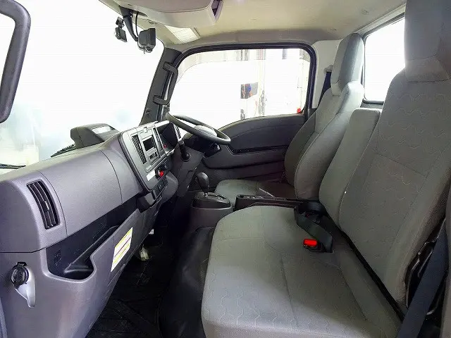 いすゞ エルフ 2TG-NJR88AF(2WD)の写真9
