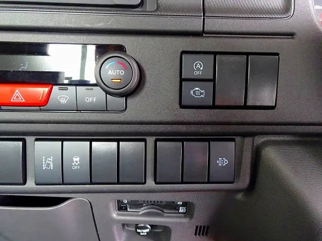 いすゞ エルフ 2TG-NJR88AF(2WD)の写真13