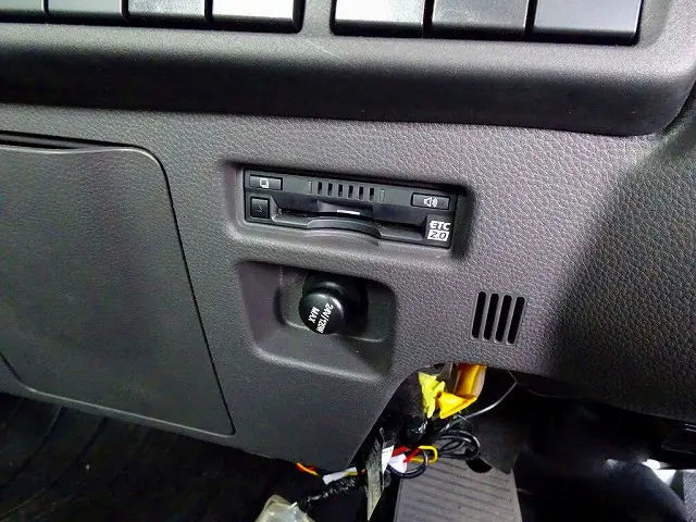 いすゞ エルフ 2TG-NJR88AF(2WD)の写真14
