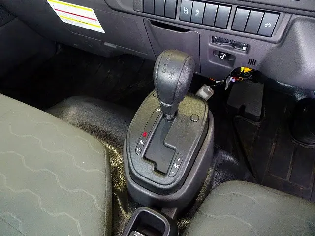 いすゞ エルフ 2TG-NJR88AF(2WD)の写真18