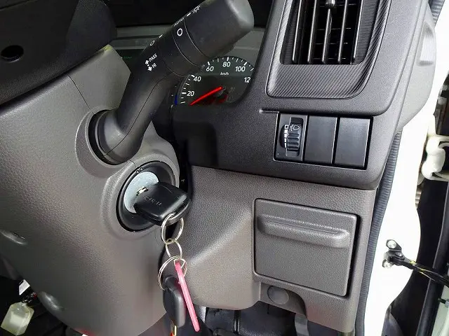 いすゞ エルフ 2TG-NJR88AF(2WD)の写真21