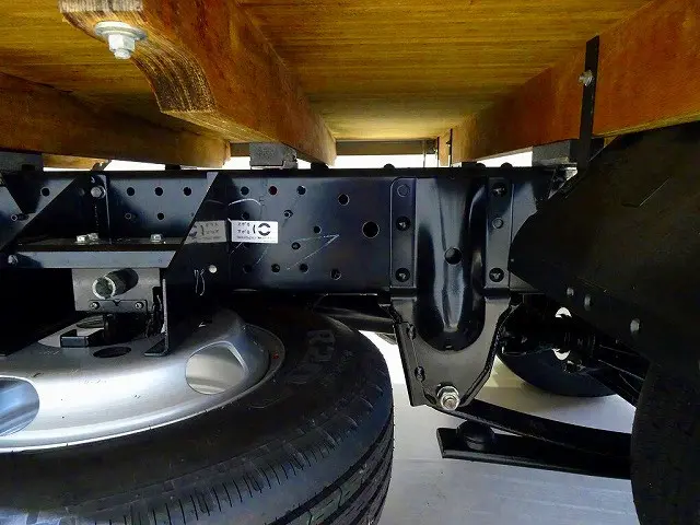 シャーシは 錆止め/マフラー塗装 仕上げに力を入れています。|いすゞ エルフ 2TG-NJR88AF(2WD)の写真39