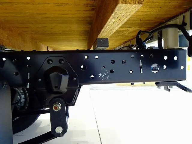 シャーシは 錆止め/マフラー塗装 仕上げに力を入れています。|いすゞ エルフ 2TG-NJR88AF(2WD)の写真40